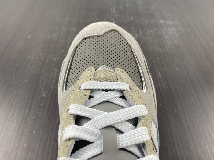 New Balance M5740TA