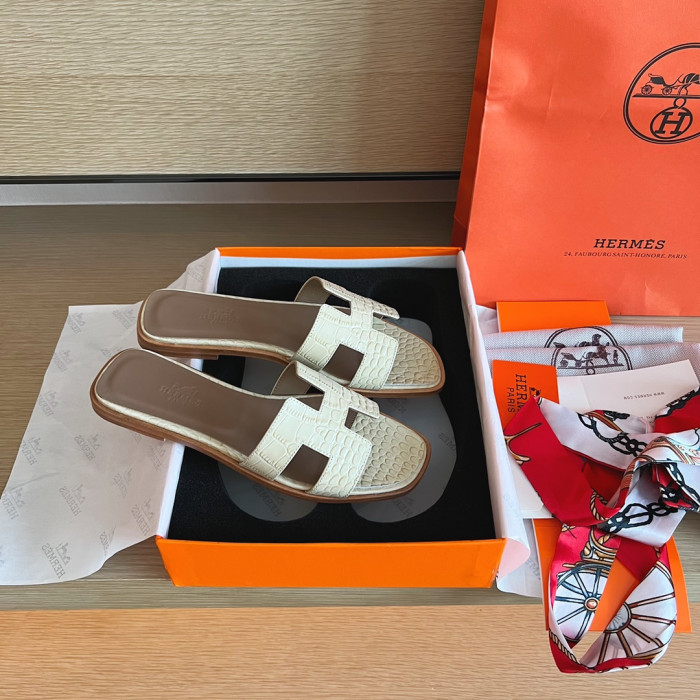 H**me5 SANDALS
