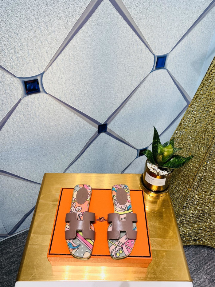 H**me5 SANDALS