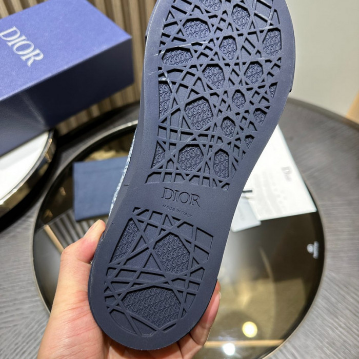 DIO* KAWS B33 SNEAKER