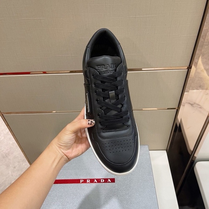 Pra*a sneaker