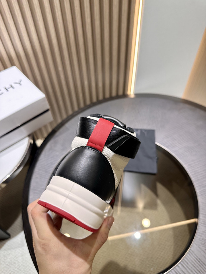 GIVENCHY SNEAKER