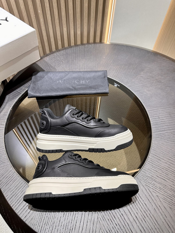 GIVENCHY SNEAKER