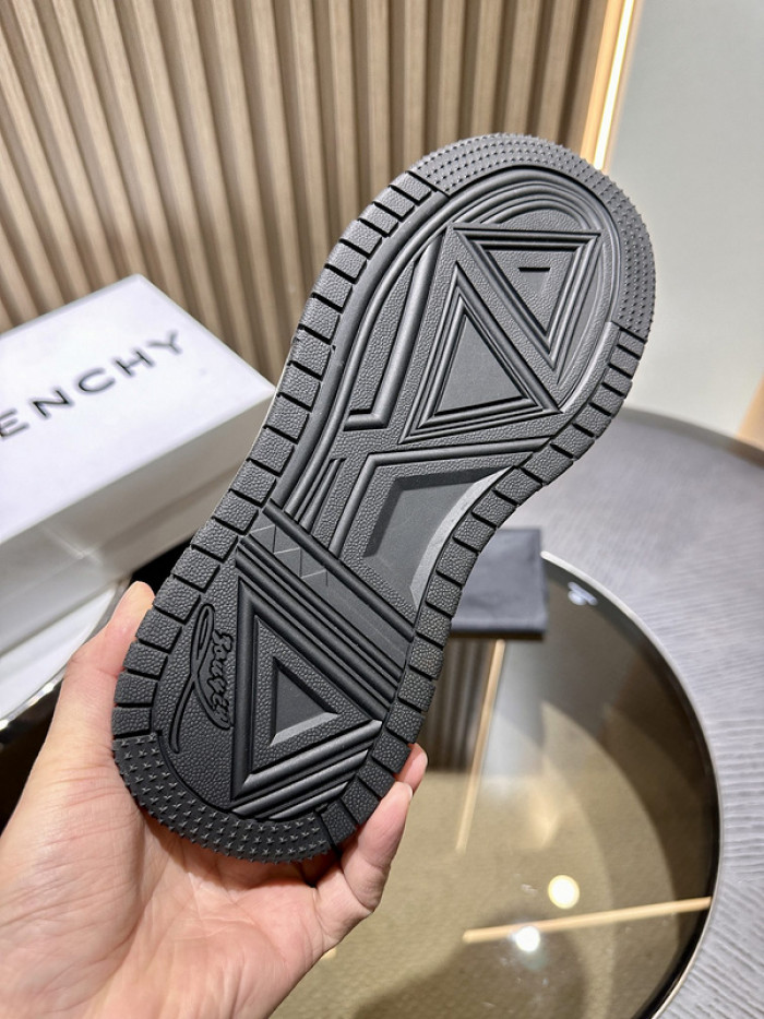 GIVENCHY SNEAKER