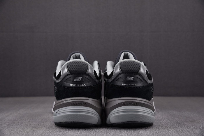 New Balance M990BK6