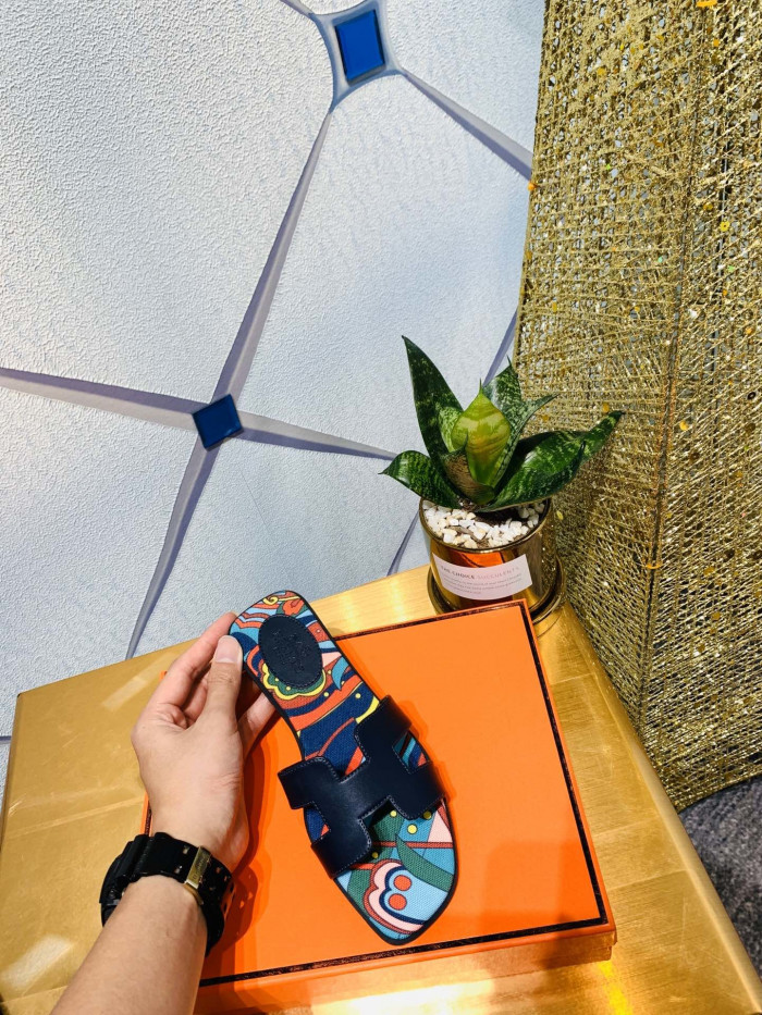 H**me5 SANDALS