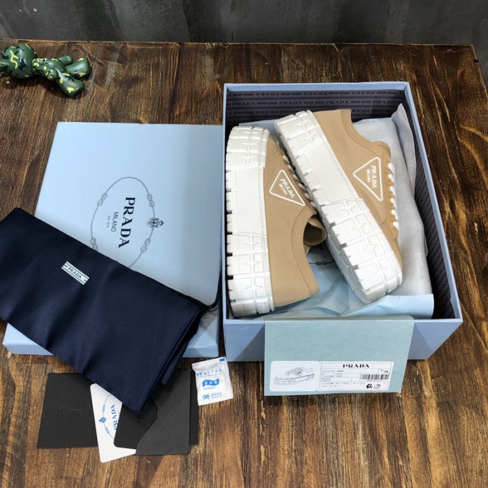 Pra*a sneaker