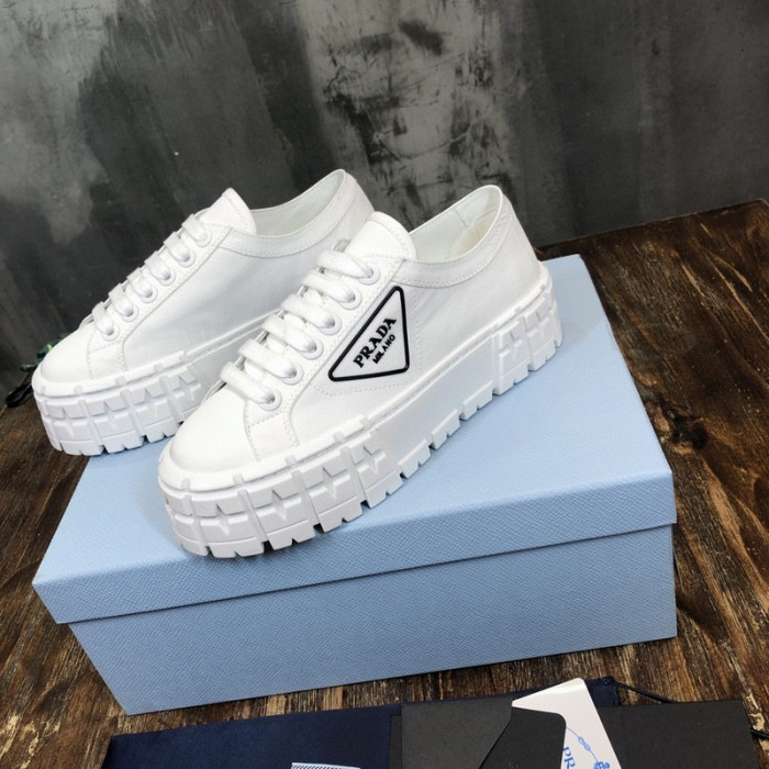 Pra*a sneaker