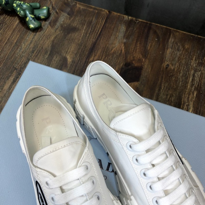 Pra*a sneaker