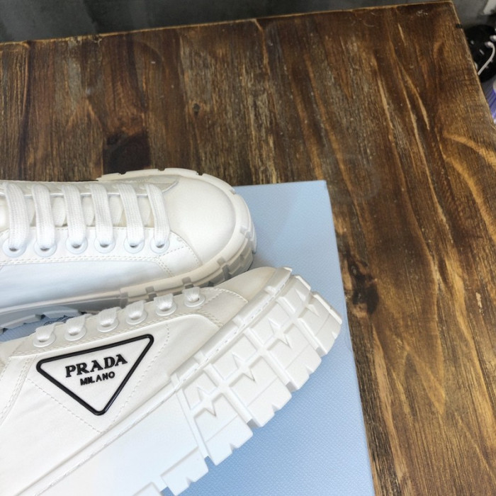 Pra*a sneaker
