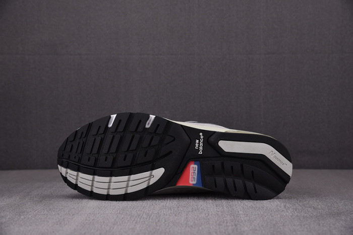 New Balance  M992GR