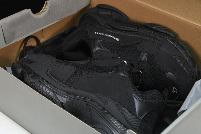 BLCG SNEAKER TRIPLE.S.