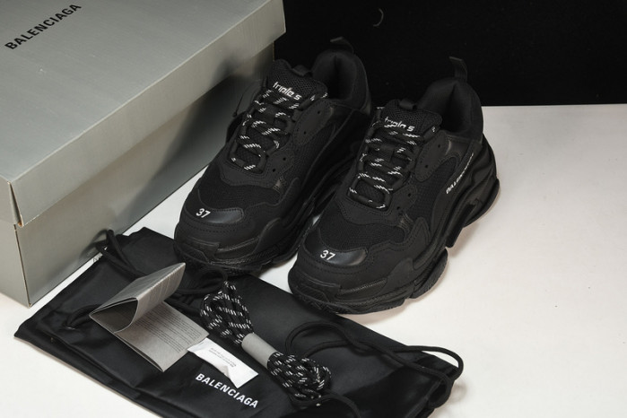 BLCG SNEAKER TRIPLE.S.