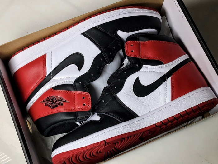 Air Jordan 1 Retro Black Toe 555088-125