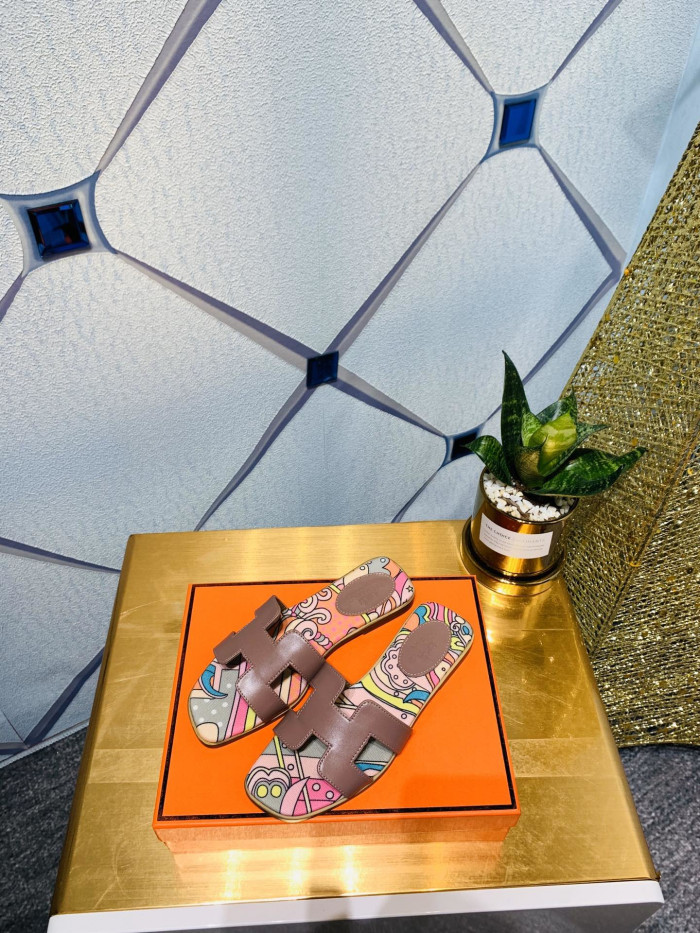 H**me5 SANDALS