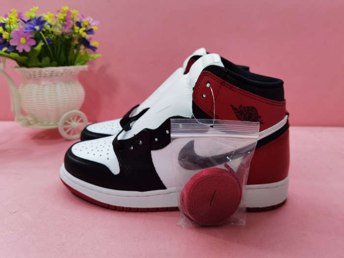 Air Jordan 1 Retro Black Toe 555088-125