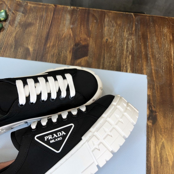 Pra*a sneaker