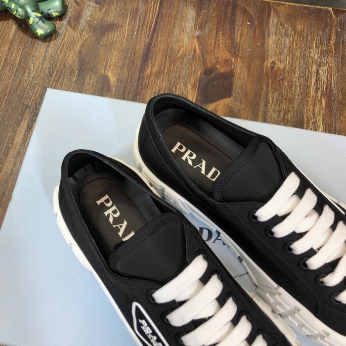 Pra*a sneaker