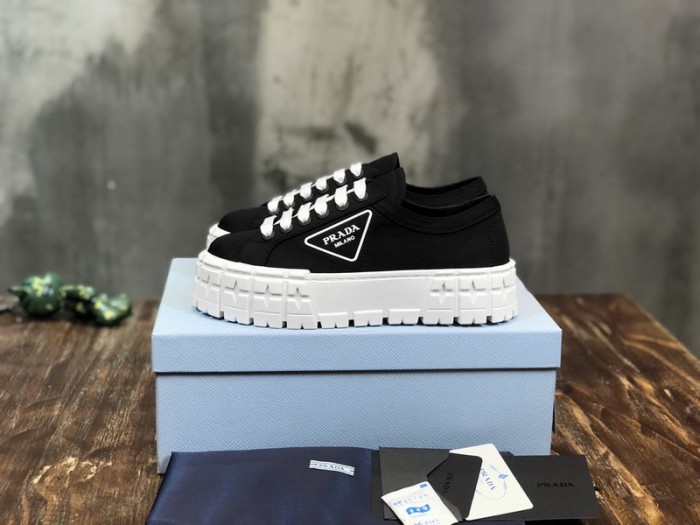Pra*a sneaker