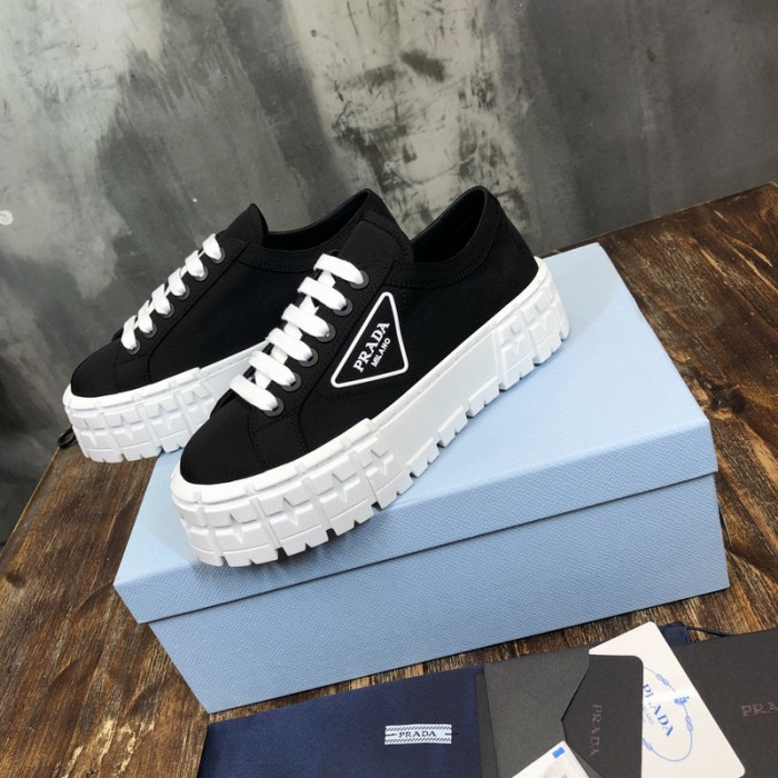 Pra*a sneaker