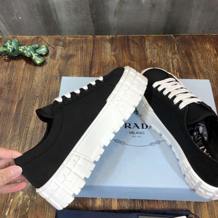 Pra*a sneaker