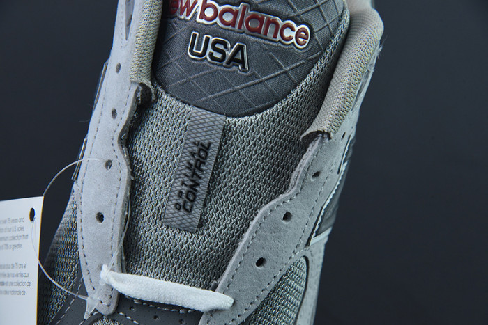 New Balance M990GY3