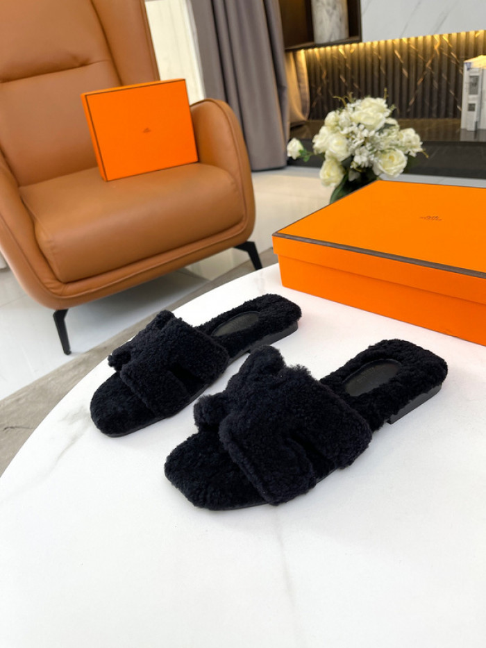 H**me5 SANDALS