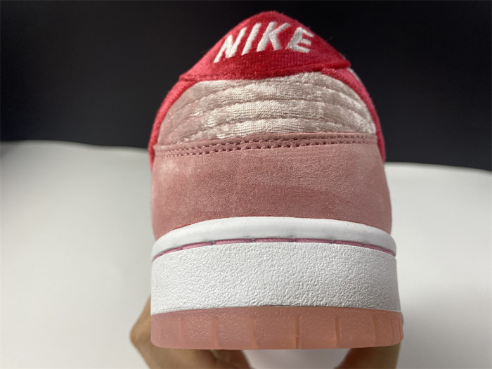 Nike SB Dunk Low StrangeLove Skateboards CT2552-800