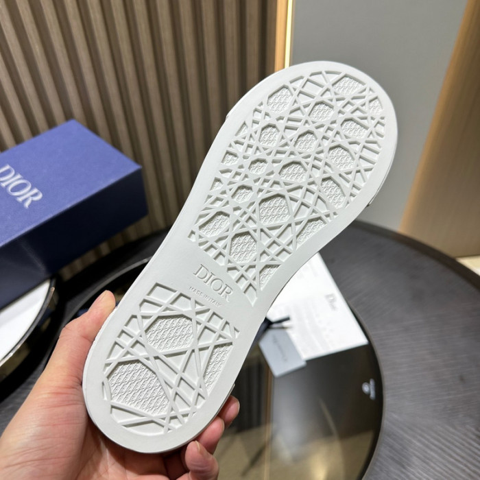 DIO* KAWS B33 SNEAKER